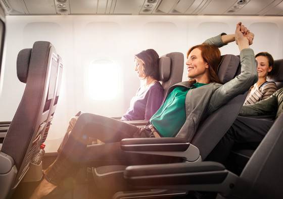 이코노미는 지긋지긋하다. 비즈니스는 부담스럽다. 그렇다면 이코노미와 비즈니스의 중단 단계인 프리미엄 이코노미를 고려할 만하다. [사진 루프트한자 독일항공]