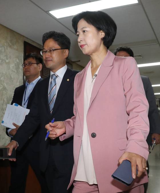 더불어민주당 추미애 대표 등 민주당 의원들이 20일 오전 국회에서 열린 비공개 의원총회에 참석하고 있다. 이번 의원총회에서는 하루 앞으로 다가온 김명수 대법원장 후보자 인준안 처리를 논의하기 위해 소집됐다. [연합뉴스]