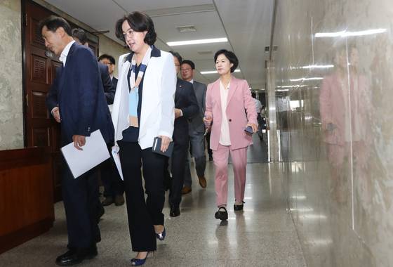 더불어민주당 추미애 대표 등 민주당 의원들이 20일 오전 국회에서 열린 비공개 의원총회에 참석하고 있다. 이번 의원총회에서는 하루 앞으로 다가온 김명수 대법원장 후보자 인준안 처리를 논의하기 위해 소집됐다. [연합뉴스]