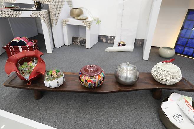 자개와 구슬 등으로 장식된 요강이 전시되어 있다. 신인섭 기자