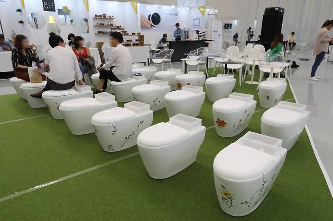 공산품인 양변기가 전시회장 중간에 놓여 간이 의자로 사용되고 있다. 신인섭 기자
