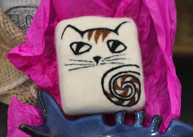 양털로 감싼 수제 비누. 비누채 몸에 문지르면 거품과 함께 피부를 닦아내는 효과가 있으며 양털은 젖으면 뭉치는 성질이 있어 빠지지 않는다고 한다. 1개 1만5000원. 신인섭 기자