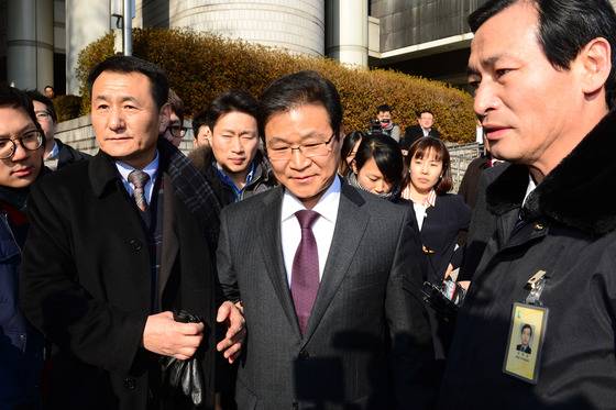 (서울=뉴스1) 정회성 기자 국가정보원 대선 개입 의혹 수사를 은폐한 혐의로 기소된 김용판 전 서울경찰청장이 6일 오후 열린 선고공판에서 무죄판결을 받은 뒤 서울 서초동 서울중앙지방법원을 나서고 있다.재판부는 이날 검찰이 김 전 청장에 대한 공소사실에 충분히 입증하지 못했다고 판단했다. 김 전 청장은 18대 대선을 앞둔 2012년 12월, 국정원의 선거 개입 단서를 발견했다는 보고를 받고도 이를 제외한 채 허위로 중간 수사결과를 발표하도록 지시한 혐의로 기소됐다. 2014.2.6/뉴스1