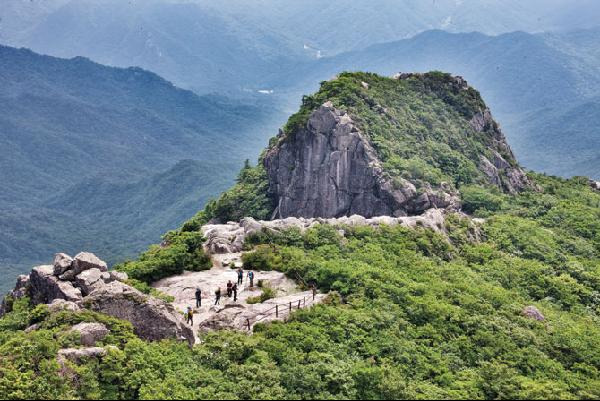 [월간산]가야산 정상 우두봉에서 봉천대와 저 멀리 해인사 일원을 내려다본다.