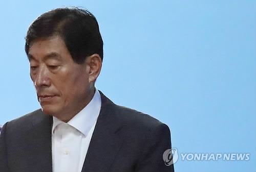 (서울=연합뉴스) 김인철 기자 = '국가정보원 댓글' 사건 파기환송심에서 국정원법·선거법 위반으로 징역 4년을 선고받은 원세훈 전 국정원장이 30일 오후 서울 서초구 서울고등법원에서 구치소로 향하기 위해 호송차에 오르고 있다. 2017.8.30      yatoya@yna.co.kr