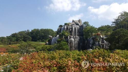 (군포=연합뉴스) 김인유 기자 = 경기 군포시 산본동 915번지 수리산도립공원 자락에 56만1천500㎡ 규모로 조성돼 지난해 7월 1일 개장한 '초막골 생태공원'의 모습. 2017.9.23 hedgehog@yna.co.kr