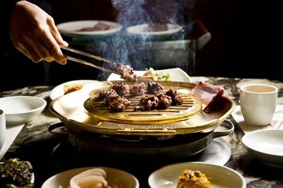 삼원가든은 직원이 직접 고기를 굽고 잘라준다. 문을 연 당시엔 흔치 않은 서비스였는데 이처럼 차별화한 서비스와 품질 좋은 고기로 40년간 대표 맛집으로 이름을 날리고 있다. 김경록 기자