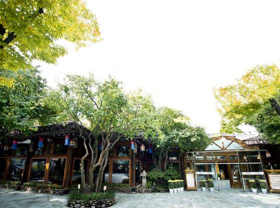 1981년 신사동으로 식당을 확장 이전하며 목포와 연못 등 정원 느낌을 살려 인테리어를 했다. 이후 지금까지 그 모습 그대로 유지하고 있다. 김경록 기자