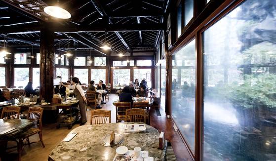 1981년 오픈 당시 모습을 그대로 간직하고 있는 본관. 김경록 기자