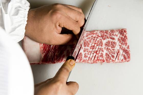 삼원가든 갈비는 고기 앞뒷면에 각각 사선으로 칼집을 내 고기를 연하게 만든다.