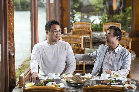 삼원가든 창업주 박수남 회장과 아들 박영식(왼쪽) 부사장. 김경록 기자