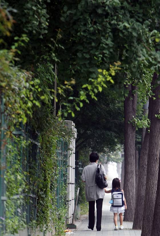 엄마가 아이와 함께 걸어가는 뒷모습. 혼자 생계를 책임져야 하는 여성은 경제적 어려움을 겪을 때가 많다. [중앙포토]