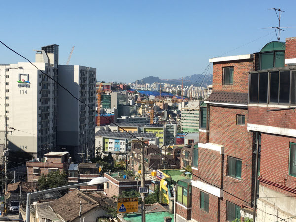 서울시 동작구 흑석동 일대. 재개발을 마치고 입주한 신축아파트와 재개발을 앞둔 단독·다가구주택이 뒤엉켜있다. /이윤정 기자