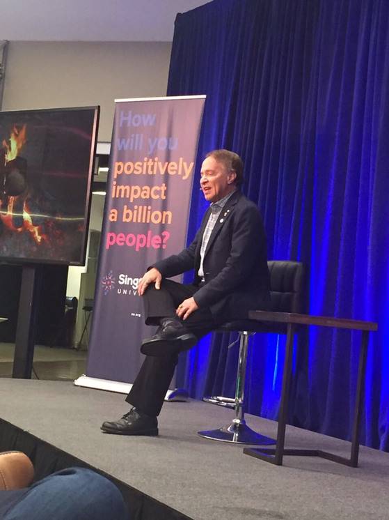 미국 싱귤래리티 대학에서 강연하고 있는 미래학자 레이 커즈와일. [사진 최두환]