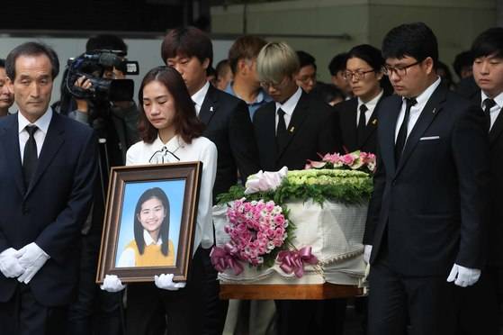 세월호 참사 미수습자였던 단원고 2학년 고 조은화, 허다윤 양의 이별식 이 25일 오전 서울 시청에서 열렸다. 앞서 서울대병원에서 열린 발인식에서 고 허다윤양의 유가족들이 운구하고 있다. 오종택 기자