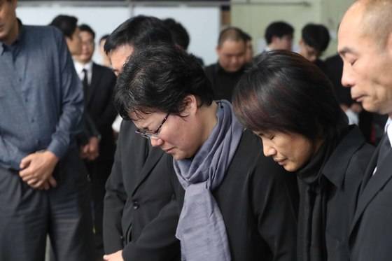 세월호 참사 미수습자였던 단원고 2학년 고 조은화, 허다윤 양 이별식이 25일 오전 서울 시청에서 열렸다. 조양과 허양의 어머니가 서울대병원에서 발인식을 마친 뒤 기자회견을 열고 국민에게 감사한다며 머리를 숙이고 있다. 오종택 기자