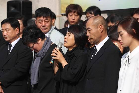 다윤양의 어머니 박씨는 울먹이는 목소리로 감사하다며 "여러분들 덕분에 세월호를 인양해서 다윤이와 은화를 먼저 보낼 수 있게 됐다"고 말했다. 오종택 기자