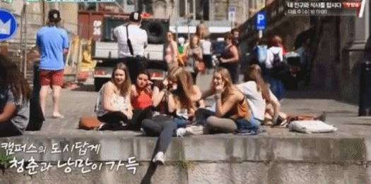 벨기에 청소년들이 한국인들을 보고 인종차별적 포즈를 취하고 있다. [사진 tvN 방송화면]