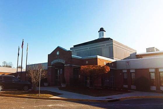 재학 중인 McLean High School의 모습.