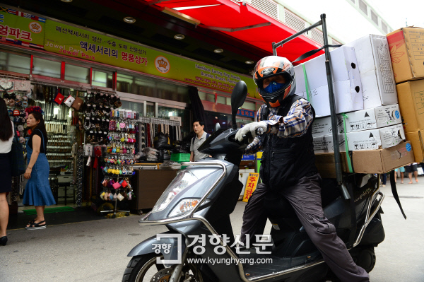 박창규씨가 배달할 꽃을 오토바이에 싣고 목적지로 출발하고 있다./정지윤기자
