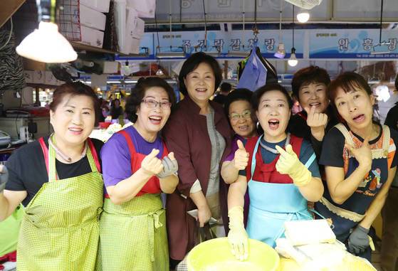 문재인대통령부인 김정숙여사가 26일 오전 인천 종합 어시장을 방문해 수산물 차례상을 보며 명절 물가도 살피고 상인 시민들과 한가위 덕담을 나누고 있다. [사진 청와대]