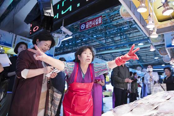 문재인대통령부인 김정숙여사가 26일 오전 인천 종합 어시장을 방문해 수산물 차례상을 보며 명절 물가도 살피고 상인 시민들과 한가위 덕담을 나누고 있다. [사진 청와대]