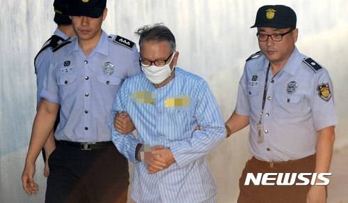 【서울=뉴시스】고범준 기자 = 김기춘 전 대통령비서실장이 26일 오전 서초구 서울고등법원에서 열린 '문화계 블랙리스트'관련 항소심 1차 공판준비기일에 출석하고 있다. 2017.09.26. bjko@newsis.com