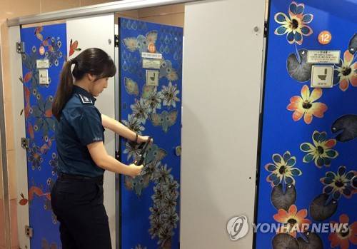 (광주=연합뉴스) 21일 광주 서구 치평동 지하철 상무역 공중화장실에서 경찰관이 전파탐지기로 '몰카' 설치 여부를 확인하고 있다. 광주 서부경찰은 시민 불안감 해소를 위해 행정안전부와 합동으로 몰카범죄 예방 특별 점검에 나섰다. 2017.9.21 [광주 서부경찰서 제공=연합뉴스]      hs@yna.co.kr