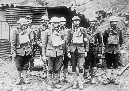 1차대전 당시 방독면을 착용한 병사들. 이 당시 개발된 염소가스와 겨자가스 등 독가스는 대량살상무기로 활용됐다.1920년 당시 영국군은 독가스로 쿠르드족을 학살코자 했으며 처칠 또한 독가스를 이용한 학살 명령을 내렸다.(사진=위키피디아)