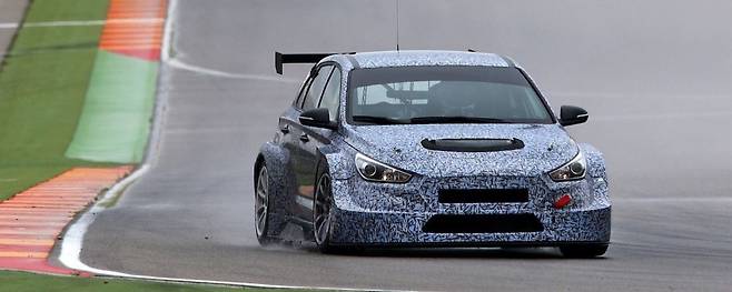 현대자동차가 국제자동차대회인 TCR 출전을 위해 준비중인 i30 경기차량 .