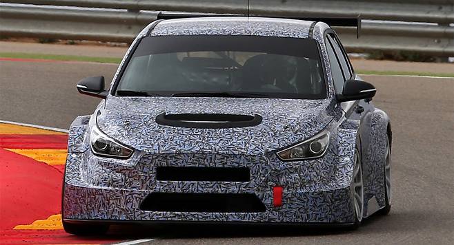 현대자동차가 국제자동차대회인 TCR 출전을 위해 준비중인 i30 경기차량 .