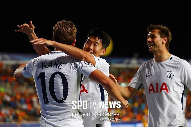 ▲ 케인(10번)의 득점을 축하하는 손흥민