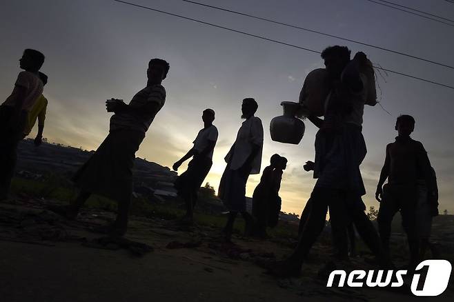 미얀마를 탈출한 로힝야 난민들이 방글라데시의 트왕카네리 난민캠프를 지나고 있다. © AFP=뉴스1