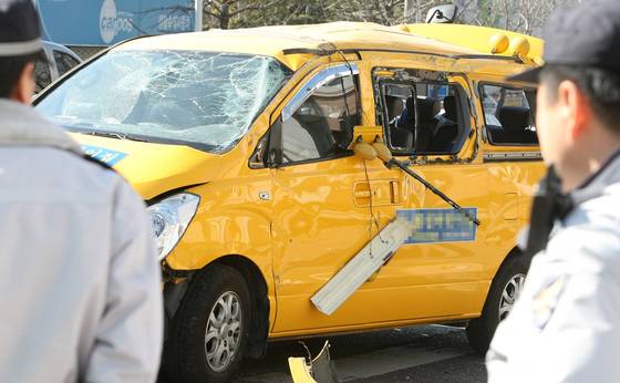 2014년 대구에서 어린이집 통학차량이 가로수와 보행자 신호등을 잇달아 들이받고 옆으로 넘어져 있다. 이 사고로 차량에 타고 있던 어린이 7명과 교사 1명이 다쳤다. 2014년에는 전국에서 5814건의 어린이집 안전사고가 발생했고, 이 중 100건이 통학버스 교통사고였다. [중앙포토]