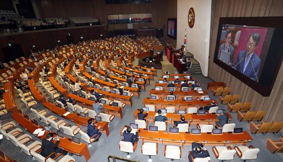 김동연 경제부총리 겸 기획재정부 장관이 13일 오후 서울 여의도 국회에서 열린 본회의 경제분야 대정부질문에 답하고 있다. 2017.9.13/뉴스1  <저작권자 © 뉴스1코리아, 무단전재 및 재배포 금지>