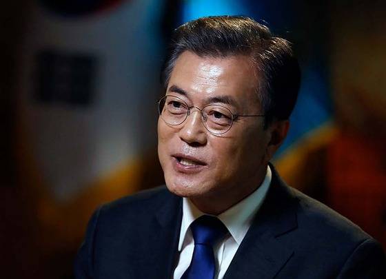 문재인 대통령이 14일 오후 청와대 본관 접견실에서 CNN 폴라 핸콕스 서울 지국특파원과 인터뷰를 하고 있다. (청와대) 2017.9.14/뉴스1