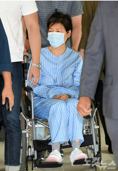 박근혜 전 대통령이 서울 서초구 성모병원을 찾아 진료를 받은 후 병원을 나서고 있다. (사진=이한형 기자/자료사진)