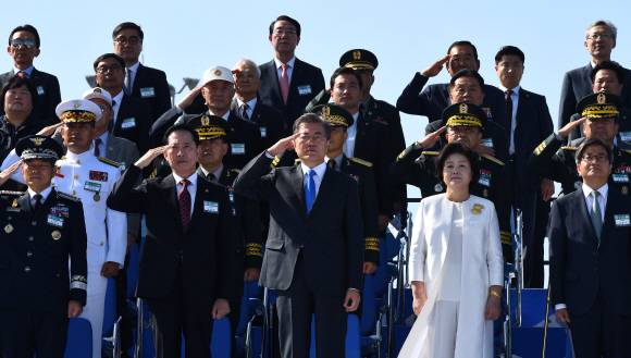 문재인(앞줄 가운데) 대통령과 김정숙(오른쪽 두번째) 여사가 28일  경기도 평택 해군 제2함대 사령부에서 열리는 국군의 날 행사에 참석해 경례를 하고 있다. 국군의날 행사가 해군기지에서 열리는 것은 창군 이후 처음이다. 이번 행사에선 우리 군의 북한 타격용 무기들을 대거 공개했다. 안주영 기자 jya@seoul.co.kr