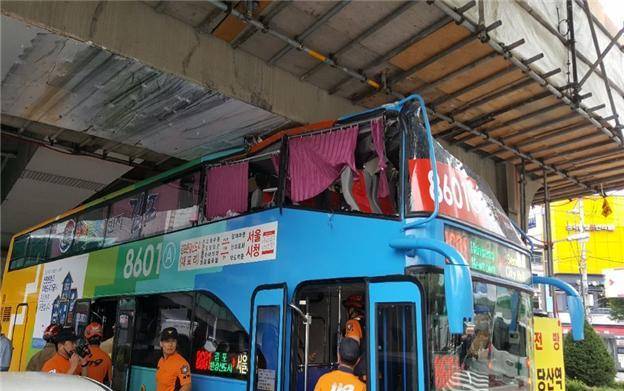 지난 27일 서울 영등포구 당산역 고가철로에서 사고로 승객 15명이 부상을 입었다.