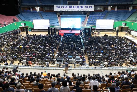 지난 27일 반포주공1단지 재건축 사업 공동사업시행 건설업자 선정을 위한 임시총회가 열린 서울 잠실실내체육관.