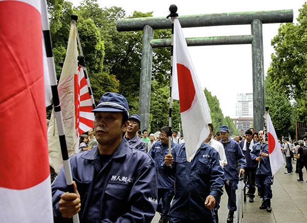 ⓒEPA 8월15일 일본 우익 단체들이 도쿄 야스쿠니 신사 앞에서 시위를 하고 있다.