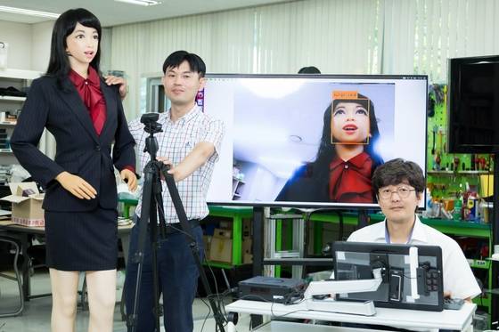 연구진이 로봇의 표정 생성 기술을 적용해 보고 있다./생기원 제공