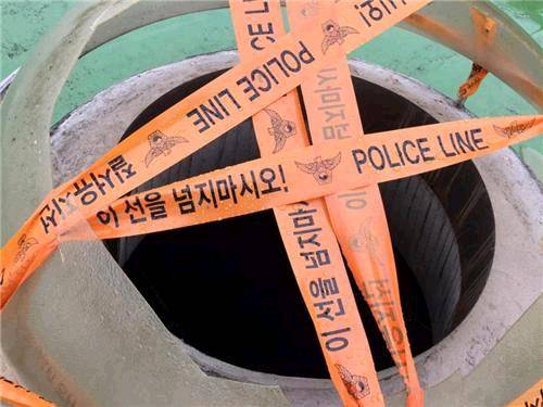 (서울=연합뉴스) 김기훈 기자 = 지난 30일 오후 6시 50분께 서울 동작구 구 노량진수산시장 옥상에서 불꽃놀이를 보려던 7살 A양과 11살 B양 등 여자 어린이 등 2명이 약 7ｍ 아래로 떨어져 팔과 다리가 골절되는 등 크게 다쳤다. 사진은 사고가 발생한 구 노량진시장 건물 옥상의 환기구. 2017.10.1.  kihun@yna.co.kr