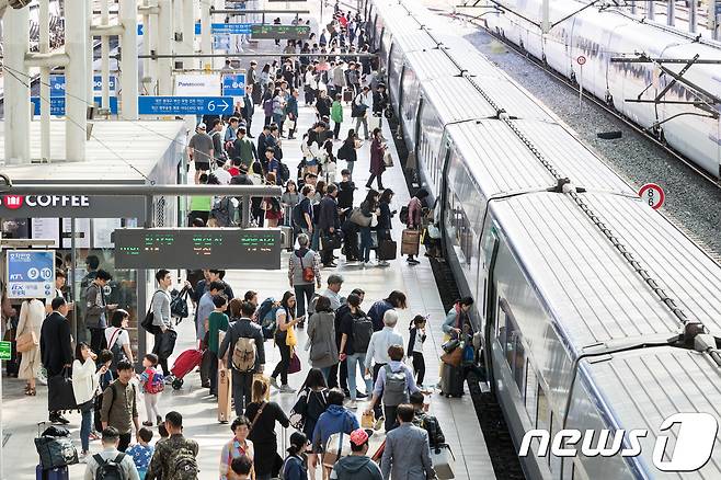 추석연휴를 앞둔 29일 서울역에서 귀성객들이 고향가는 열차에 오르고 있다. © News1 유승관 기자