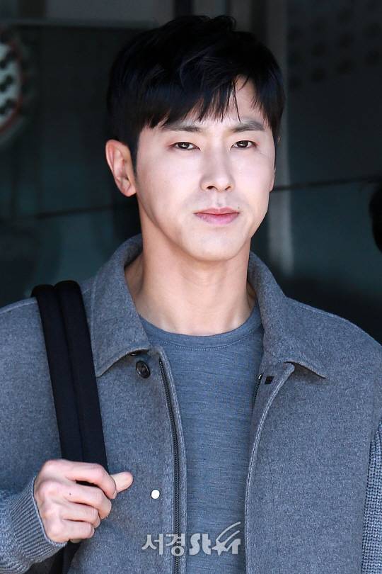 동방신기 멤버 유노윤호가 2일 오전 서울 강서구 방화동 김포국제공항을 통해 해외 일정 참석 차 도쿄로 출국하고 있다.