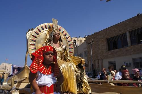 (알렉산드리아=연합뉴스) 한상용 특파원 = 30일(현지시간) 오후 이집트 제2의 도시 알렉산드리아에서 고대 파라오 여왕인 클레오파트라와 고대 이집트 군인, 여궁 분장을 한 이집트인들이 도로에서 퍼레이드를 하고 태양선을 본 떠 만든 보트를 타는 등 '클레오파트라 축제'를 진행하고 있다. gogo213@yna.co.kr