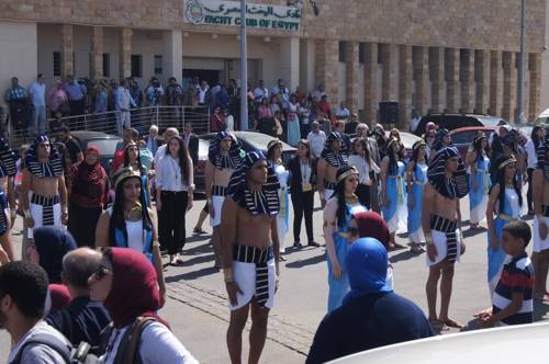 (알렉산드리아=연합뉴스) 한상용 특파원 = 30일(현지시간) 오후 이집트 제2의 도시 알렉산드리아에서 고대 파라오 여왕인 클레오파트라와 고대 이집트 군인, 여궁 분장을 한 이집트인들이 도로에서 퍼레이드를 하고 태양선을 본 떠 만든 보트를 타는 등 '클레오파트라 축제'를 진행하고 있다. gogo213@yna.co.kr