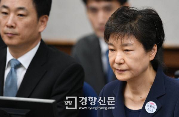 법정 피고인석에 앉아있는 박근혜 전 대통령. 사진 왼쪽은 박 전 대통령의 변호인인 유영하 변호사. /사진공동취재단