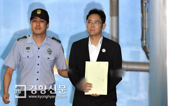 이재용 삼성전자 부회장이 지난 8월25일 서울 서초구 서울중앙지방법원에서 열린 뇌물 공여 등 혐의에 대한 1심 선고 공판에서 징역 5년을 선고받은 뒤 서울구치소로 이동하는 호송차량으로 향하고 있다. /김영민 기자
