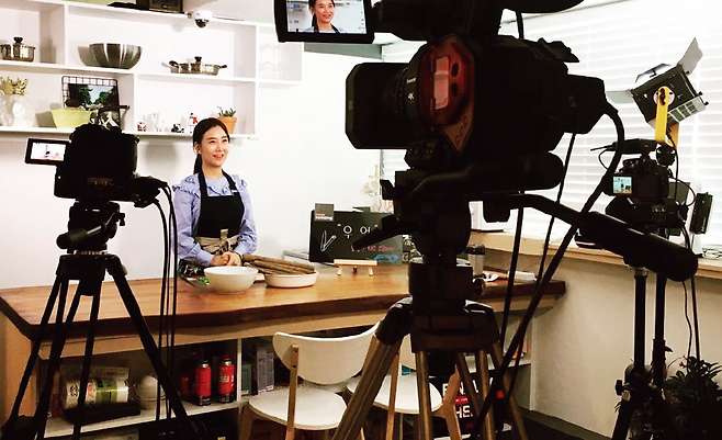 1인 미디어 크리에이터를 직업으로 삼으려는 사람이 늘어나고 있다.[자몽미디어센터 홈페이지]